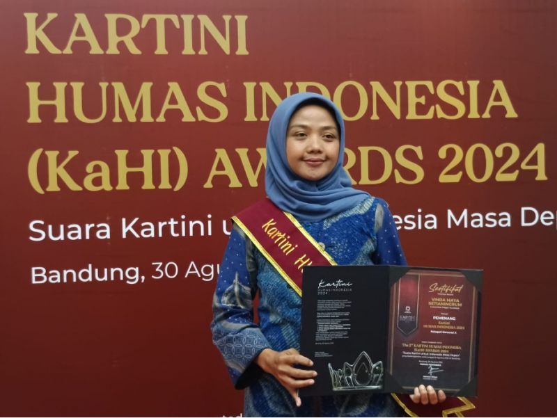 Direktur Humas dan Informasi Publik Vinda Maya Setianingrum menunjukkan penghargaan atas prestasinya dalam ajang Kartini Humas Indonesia 2024 (Foto: HUMAS UNESA)