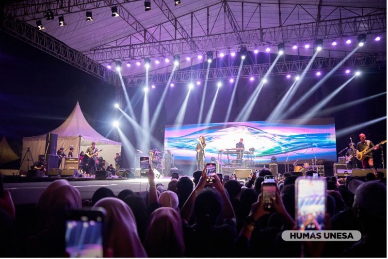 Konser ini merupakan bagian dari cara UNESA menyambut dan memotivasi mahasiswa baru dalam mengawali perkuliahan. 