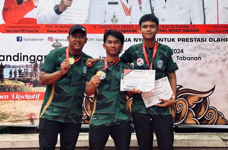 Tim Unesa menunjukkan penghargaan dan medali yang mereka dapatkan dalam Kejuaraan Nasional Petanque.