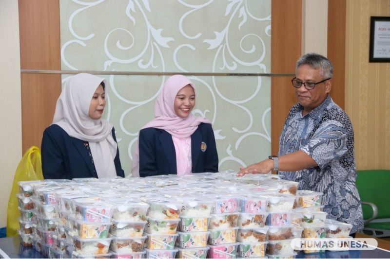 Wakil Rektor Bidang II Unesa, Bachtiar Syaiful Bachri memantau langsung proses produksi, distribusi, dan evaluasi pelaksanaan program sarapan bergizi di masing-masing fakultas.