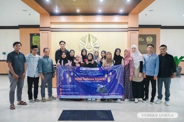 Direktur Disabilitas dan jajarannya bersama pengurus Kotunesa dan mahasiswa peserta Ngaji Bahasa Isyarat UNESA