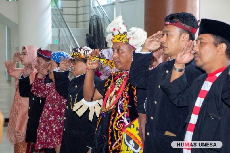 Rektor Unesa dan jajaran wakil rektor, dekan, direktur, dan civitas mengenakan pakaian adat dalam Upacara Peringatan Hardiknas 2025.