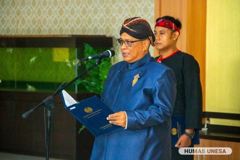 Wakil Rektor II Unesa, Bachtiar Syaiful Bachri membacakan teks pidato Mendiktisaintek yang menekankan pentingnya kolaborasi untuk memajukan dunia pendidikan yang berdampak dan berkelanjutan.
