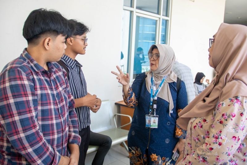 Tim SNPMB ‘ngobrol’ dengan peserta sebelum dan setelah tes, terkait pelaksanaan dan pelayanan tes UTBK di Unesa.