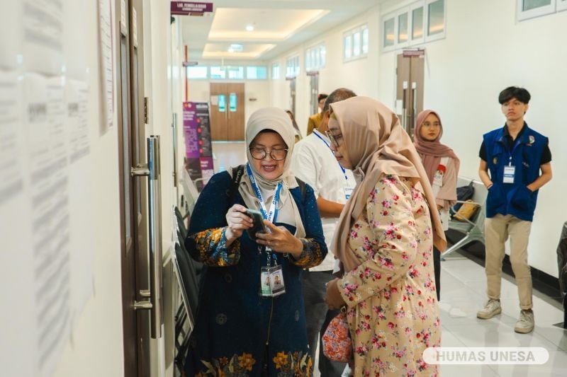 Tim SNPMB Pusat meninjau semua lokasi dan ruangan tes, memantau alur masuk peserta, proses pemeriksaan, proses pelaksanaan tes, daftar dan dokumen peserta, termasuk fasilitas pendukung.