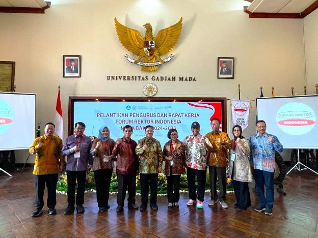 Jajaran pengurus Forum Rektor Indonesia (FRI) usai pelantikan dan pengukuhan di Balai Senat, UGM