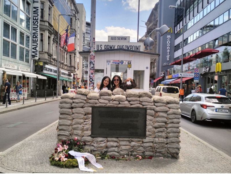 Chikka (baju putih) dan Maria (baju hitam) di US Army Checkpoint Berlin