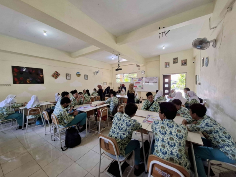 Suasana kelas dalam implementasi media monopoli bahasa yang merupakan proyek kepemimpinan mahasiswa PPG Prajabatan UNESA.