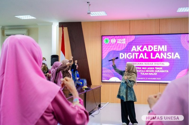 Akademi Digital Lansia membekali para lansia dengan literasi digital agar terhindar dari segala bentuk penipuan di dunia maya.