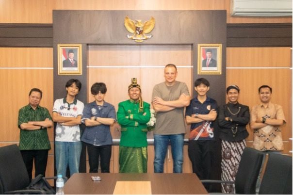 Wakil Rektor IV Unesa, Direktur Urusan Internasional, dan Direktur Kerja Sama pose gaya Cak Hasan bersama mahasiswa pertukaran internasional dari Jerman dan Thailand.