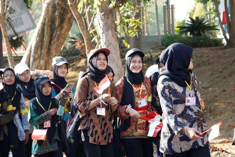 Mahasiswa baru dari berbagai prodi berkostum batik dalam parade "Asmaraloka" 2024.