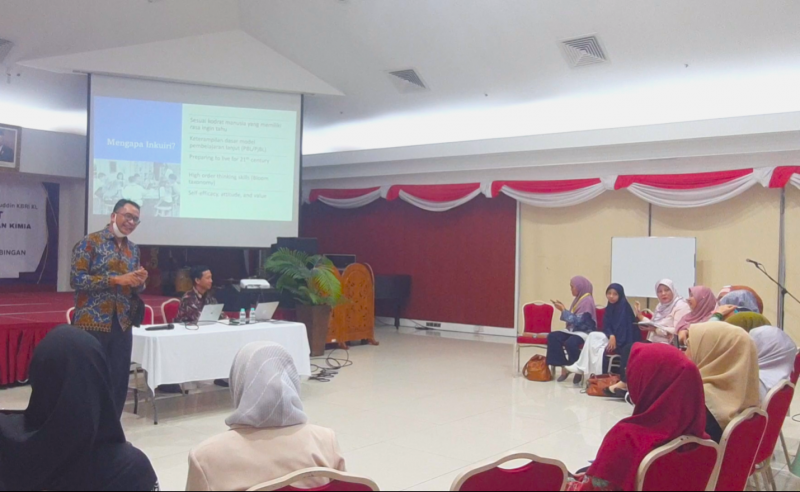 Dosen UNESA beri pelatihan pembelajaran inkuiri sebagai bekal penting bagi guru Sanggar Bimbingan di Kuala Lumpur, Malaysia