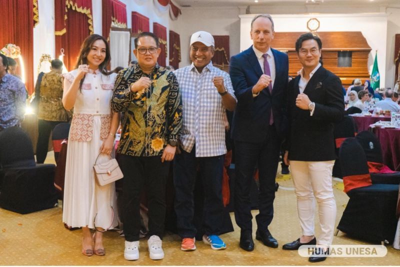 Duta Besar Prancis untuk Indonesia, Fabien Penone (dua dari kanan), bersama Pj Gubernur Jatim (batik), dan Rektor UNESA Cak Hasan (tengah-bertopi).