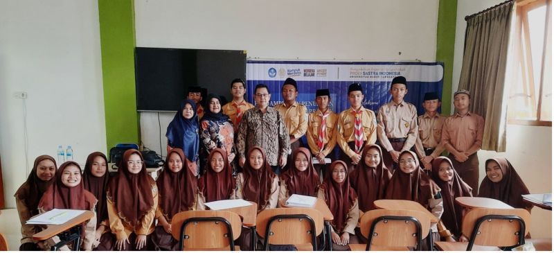 Tim pakar Sastra Indonesia UNESA bersama siswa usai pelatihan