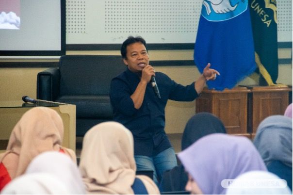 Kasubdit PMMA UNESA memberikan penguatan dalam workshop pitching, persiapan untuk Demo-Day. 