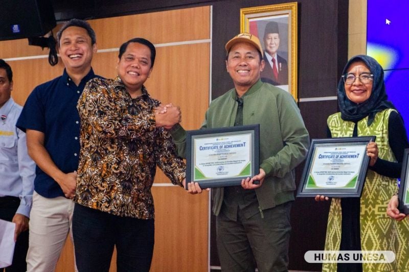 Wakil Rektor III Unesa, Bambang Sigit Widodo dan Wakil Rektor IV Unesa, Dwi Cahyo Kartiko bersama jajaran PIC Three Trics 2024, dan perwakilan perguruan tinggi dan lembaga penerima penghargaan pemeringkatan bidang olahraga, Unesa-Sporttric.