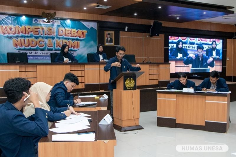 Suasana persaingan peserta National University Debating Championship 2024 UNESA pada Selasa, 2 April 2024