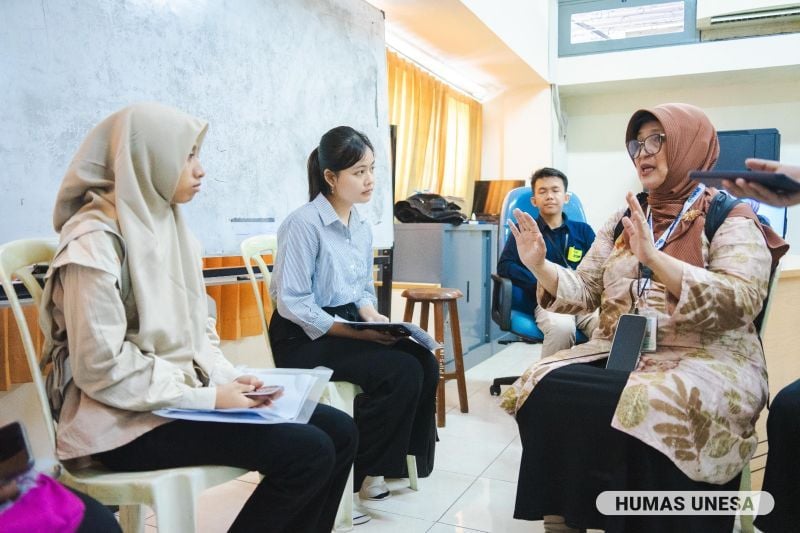 Tim SNPMB ngobrol dengan peserta UTBK Unesa usai tes. Berdasarkan monev tersebut, tes lancar dan diharapkan peserta bisa mendapatkan hasil maksimal.