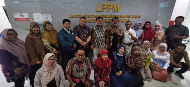 Direktur DRTPM Prof. Dr. M. Faiz Syuaib, M.Agr (Ber-ID Card) dan Kepala LPPM UNESA Prof. Dr. M. Turhan Yani, M.A., CIRR (berdiri tengah-berkacamata).