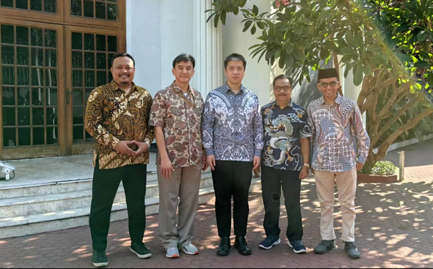 Konsul Xu Yong bersama para delegasi di Konsulat Jenderal Tiongkok di Surabaya (foto: dok Konjen Tiongkok di Surabaya)