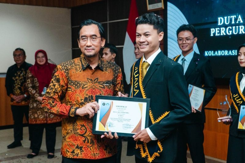 Rizal Ihza Mahendra menjuarai ajang Duta KIP PTN se-Jatim 2024. Penghargaan diserahkan Rektor UB dalam sesi awarding di Kantor Dinas Kominfo Jatim.