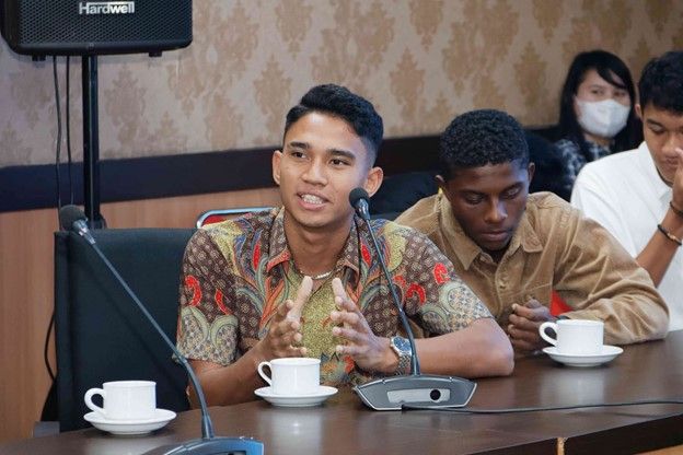 Marselino saat bersilaturahmi dengan pimpinan kampus "Rumah Para Juara" (Dok. Tim Humas UNESA)