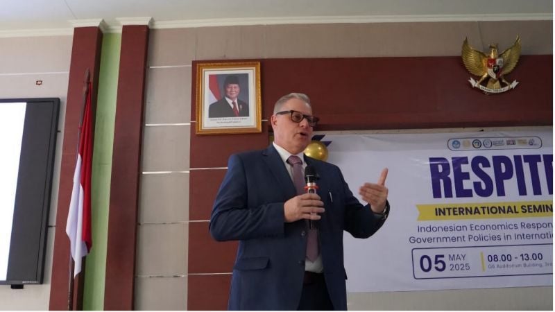 Marcus Marktanner, profesor ekonomi dan manajemen konflik internasional Georgia, Georgia, Amerika Serikat hadir secara langsung dalam seminar internasional Unesa. Ia memberikan beberapa rekomendasi strategi menghadapi perang dagang internasional.