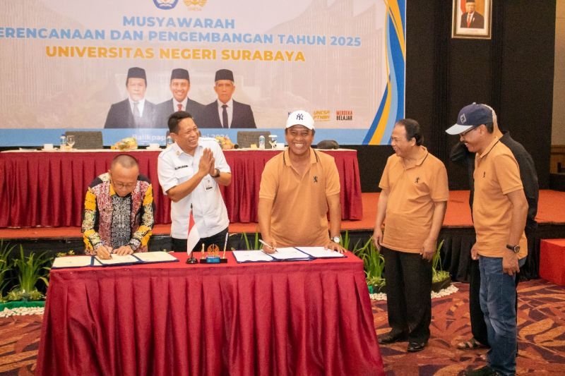 Deputi Bidang Sosial, Budaya, dan Pemberdayaan Masyarakat, Otorita Ibu Kota Nusantara (OIKN) Drs. H. Alimuddin., M.Si., (tengah), Rektor UNESA Prof. Dr. Nurhasan, M.Kes., (kanan), dan Asisten Pemerintah dan Kesejahteraan Kabupaten Paser, Kaltim (kiri) menandatangani MOU kerja sama.