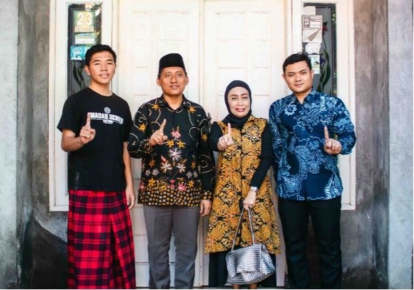 Tim delegasi Rektor Unesa berkunjung langsung ke kediaman Moh. Dani As Syarif (kiri) di Gresik, pada Jumat, 1 Agustus 2025.