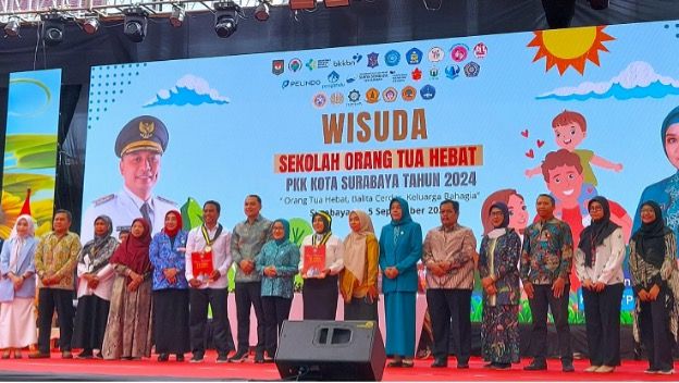 UNESA menerima penghargaan dari Tim Penggerak PKK Surabay dalam Wisuda Sekolah Orang Tua Hebat PKK Kota Surabaya 2024.