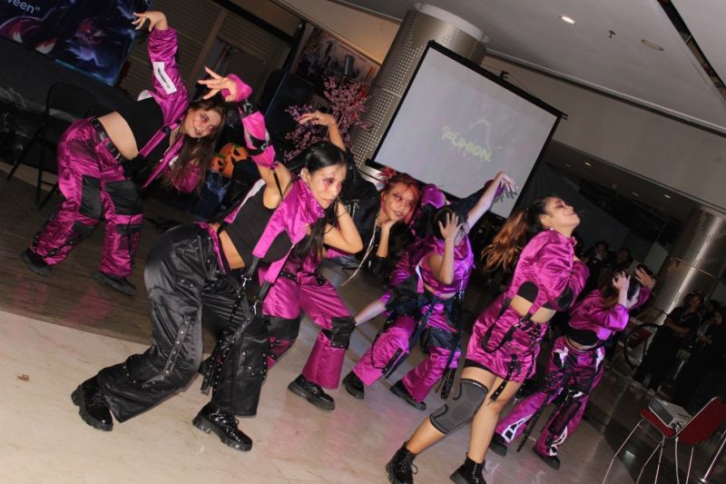 Peserta unjuk kebolehan dalam dance competition, WeekFest 2024.