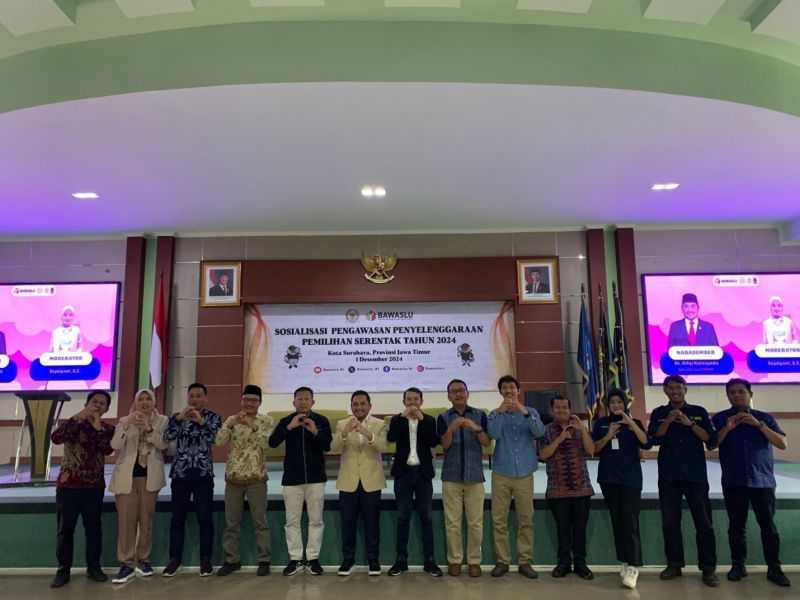 Pimpinan FEB UNESA, Ketua Komisi II DPR RI, Ketua IKA FEB UNESA, perwakilan Bawaslu dan KPU Jatim dalam diskusi publik yang berlangsung di UNESA Kampus 1 Ketintang.