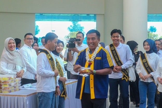 Rektor Unesa Cak Hasan bersama jajaran pimpinan ikut sarapan bersama mahasiswa pada pembukaan program Sarapan Bergizi di Unesa Kampus 5 Magetan.