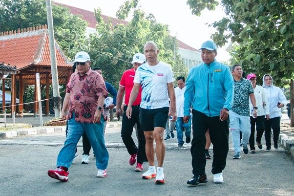 Rektor Unesa dan jajaran wakil rektor mengajak Jamintel Kejagung RI mengelilingi kawasan Kampus II Lidah Wetan, Surabaya.