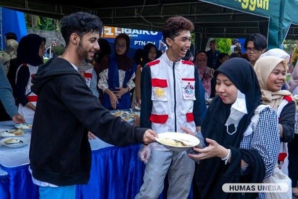 Moaadh Ghamdan Ali Abdulqader, mahasiswa BIPA Unesa asal Yaman tampak menikmati kegiatannya tersebut, menjadi panitia bukber di Unesa. 