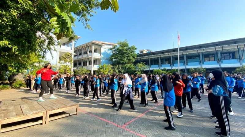 Para guru dan peserta didik SMA Labschool UNESA 1 senam pagi bersama mengawali Gerakan Aksi Bergizi Serentak.