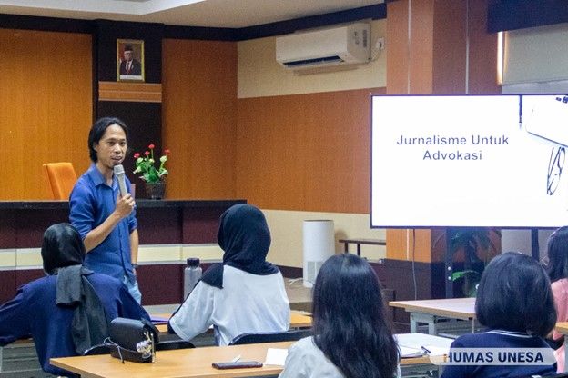 Jurnalis Surya, Eben Haezer memberikan materi tentang jurnalisme untuk advokasi dalam kuliah tamu Departemen Ilmu Komunikasi, Fakultas Ilmu Sosial dan Ilmu Politik (Fisipol) bersama Pusat Gender LPPM UNESA.