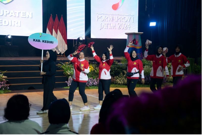 Perwakilan delegasi dari Kabupaten Kediri hadiri pembukaan bersama ratusan atlet dan pelatih delegasi kabupaten dan kota lainnya. 