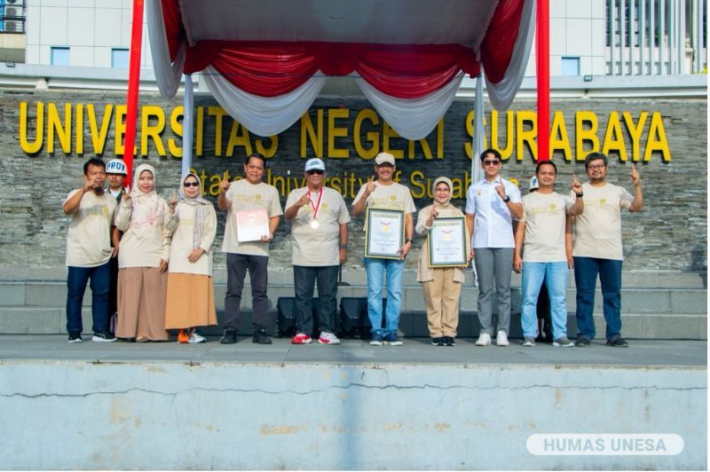 Sesditjen Dikti, Aisyah Endah Palupi bersama tim MURI, wakil rektor dan jajarannya. 