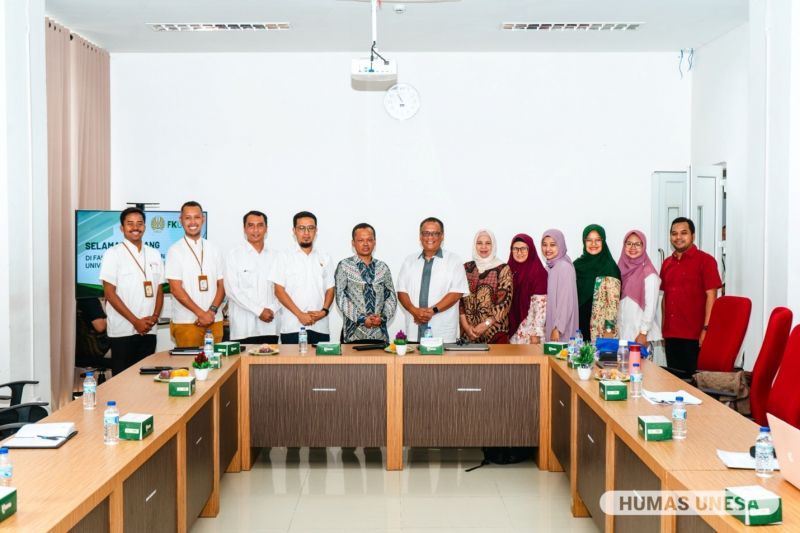 Jajaran pimpinan UNESA dan UTM mengabadikan momen kunjungan sebelum meninjau sejumlah laboratorium dan fasilitas FK UNESA.