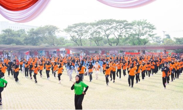 Suasana senam bersama para guru dan civitas UNESA menggunakan pola gerakan Senam Guru Indonesia.