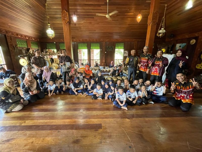 PKM dan KKN internasional ini diharapkan dalam melestarikan bahasa dan budaya Jawa yang ada di luar negeri, termasuk Malaysia.