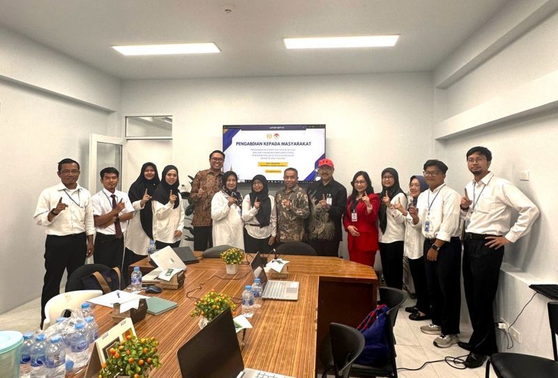 Tim Unesa yang terdiri dari guru besar dan pakar memberikan pelatihan penguatan implementasi pendidikan inklusi di SIB Thailand.