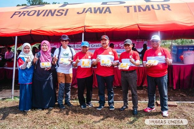 Jajaran pimpinan dan tim Unesa yang mengawal kesuskesan program MBG di Jember.