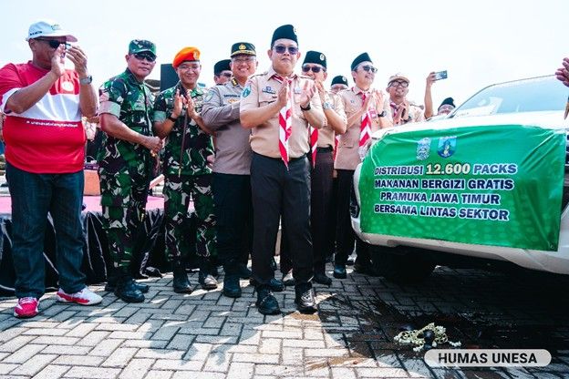 Pendistribusian paket makanan bergizi yang dipimpin langsung Plh, Gubernur Jatim, Adhy Karyono; Ketua Kwarda Pramuka Jatim, Arum Sabil; didampingi Wakil Rektor Bidang II Unesa, Bachtiar Syaiful Bachri, dan unsur TNI-Polri.