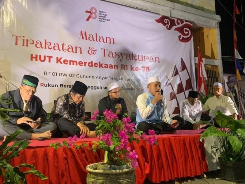 Foto: Ustadz Alfin saat mengisi acara sebagai qori’ dalam acara malam tirakatan dan tasyakuran HUT RI.