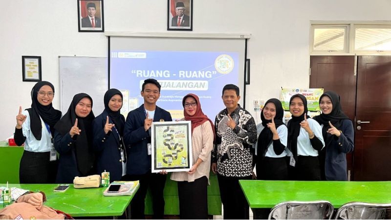 Tim mahasiswa PPG UNESA bersama kepala dan guru SMPN 1 Surabaya.