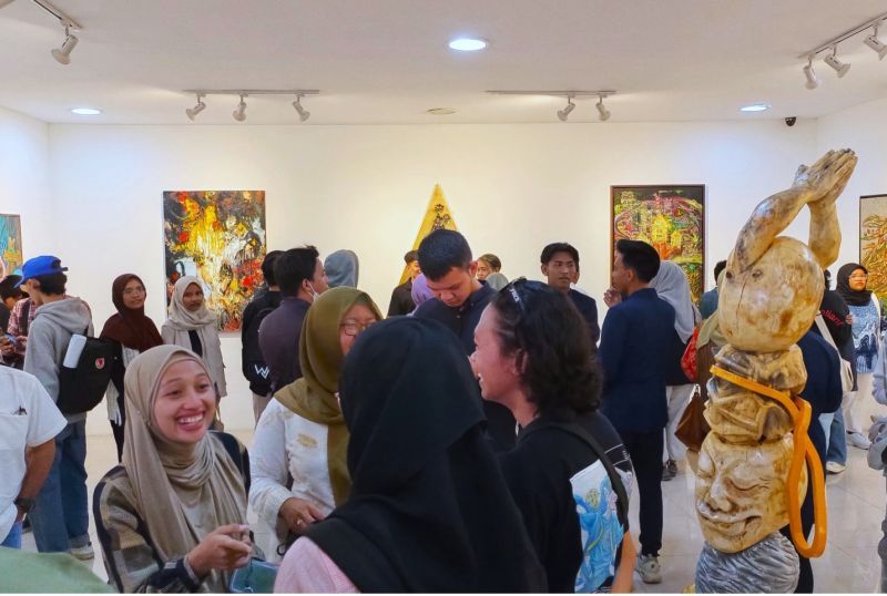 Pelajar, mahasiswa dan umum memadati ruang pameran prodi S-1 Seni Rupa UNESA.