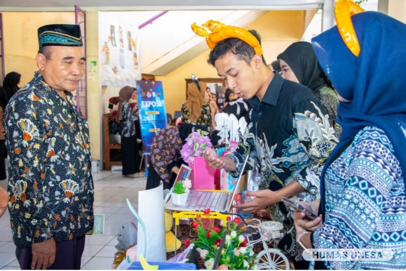 Dekan FIP, Prof. Dr. Mochamad Nursalim, M.Si., meninjau satu per satu booth pameran mahasiswa BK di Pendopo FIP UNESA.