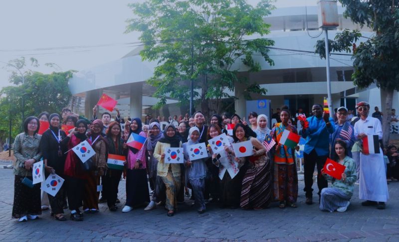 Festival Bulan Bahasa dan Seni dimulai dengan parade budaya yang diikuti mahasiswa BIPA dari berbagai negara dan UPSI Malaysia.